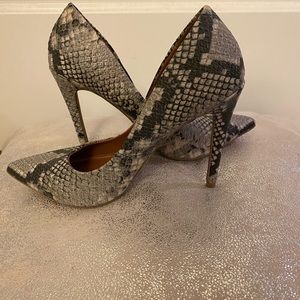 Never Worn: Steve Madden Snakeskin Pumps